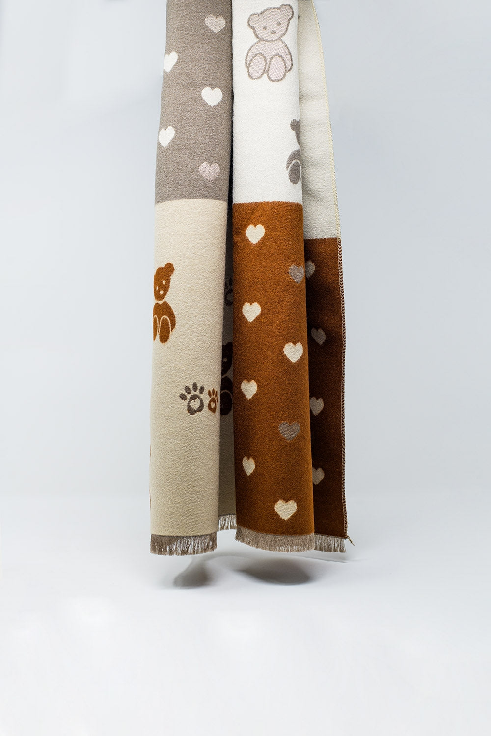 Q2 Knitted scarf with teddy bear and heart print