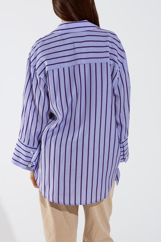 Camisa lavanda con rayas moradas y bolsillos en el pecho.