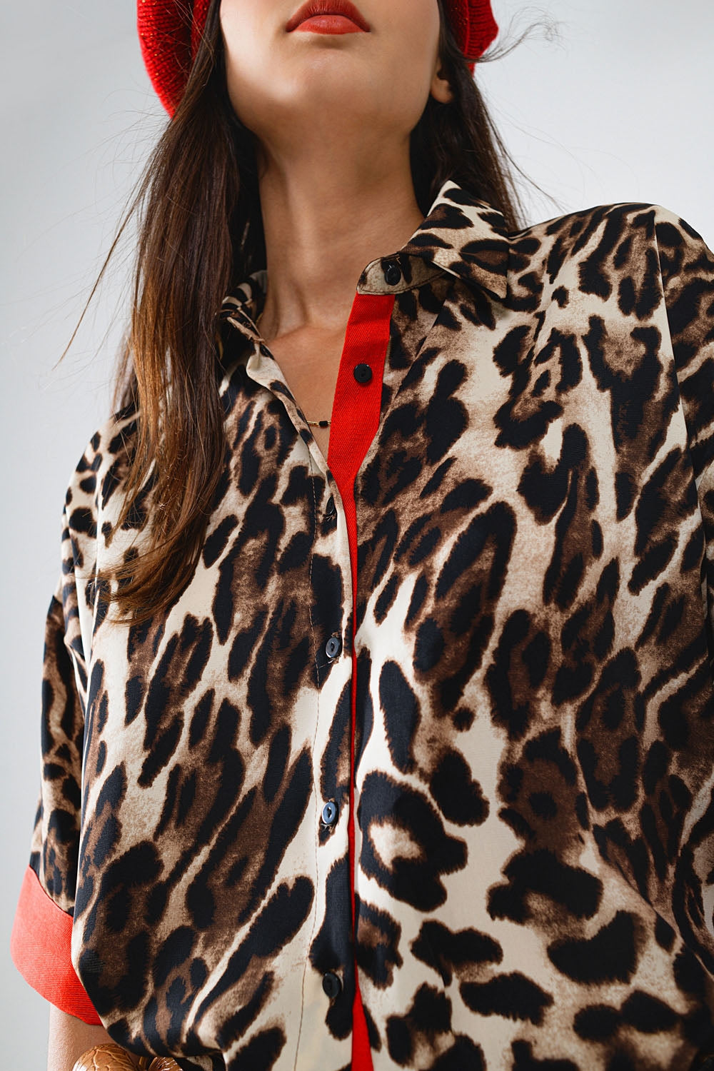 Camisa de manga 3/4 con estampado de leopardo y detalles en rojo