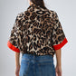 Camisa de manga 3/4 con estampado de leopardo y detalles en rojo