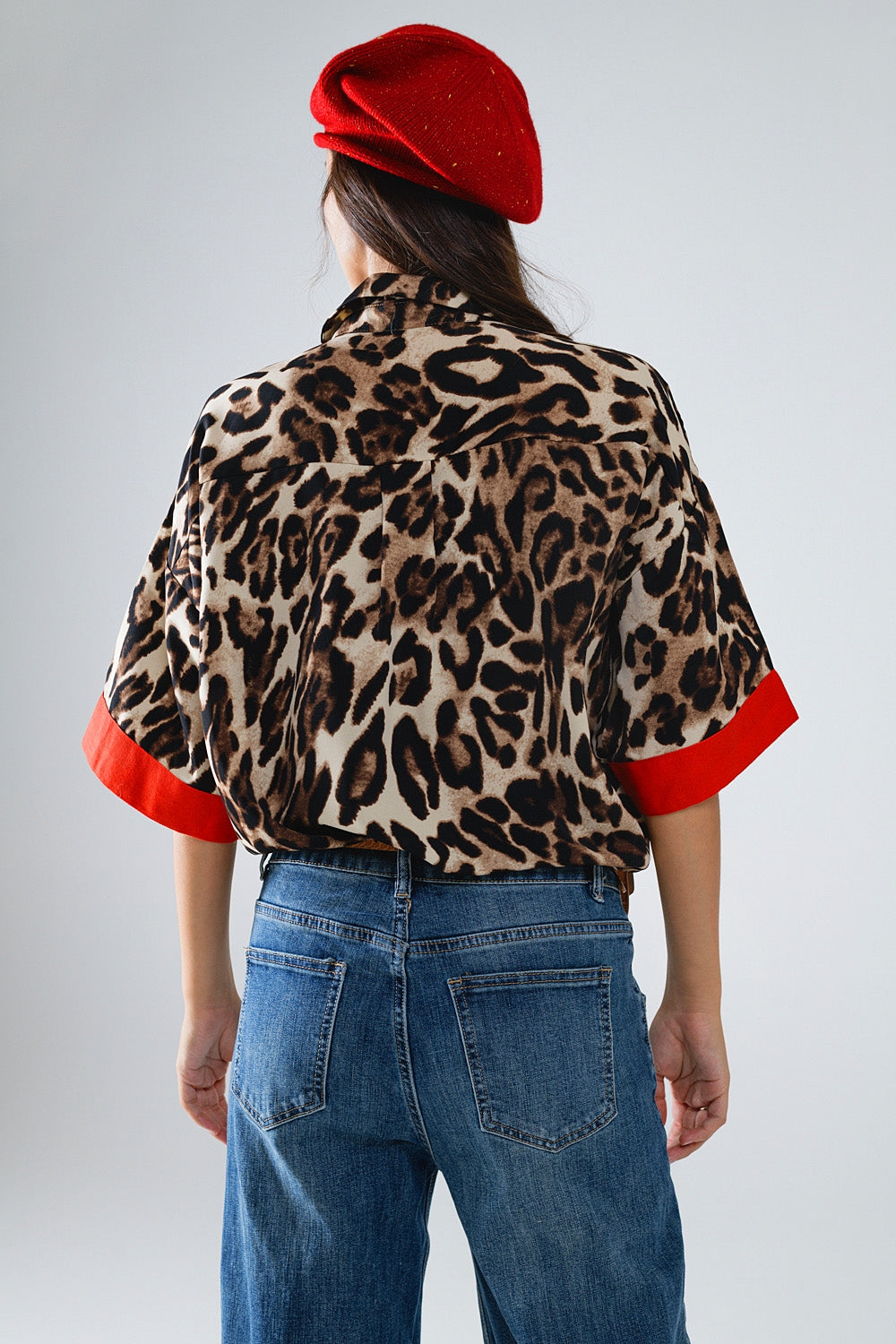 Camisa de manga 3/4 con estampado de leopardo y detalles en rojo