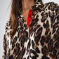 Camisa de manga 3/4 con estampado de leopardo y detalles en rojo