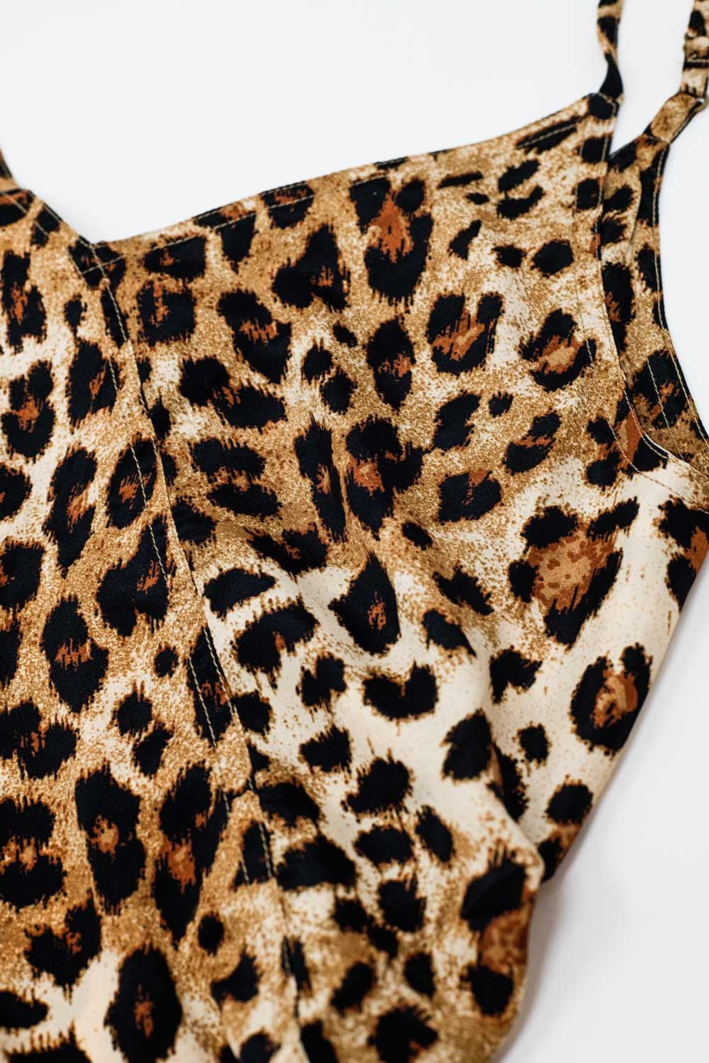 Vestido camisero midi con estampado de leopardo