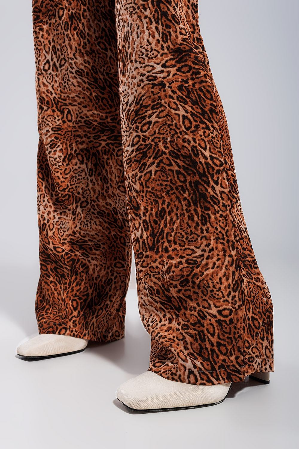 Pantalones anchos con estampado de leopardo en marrón