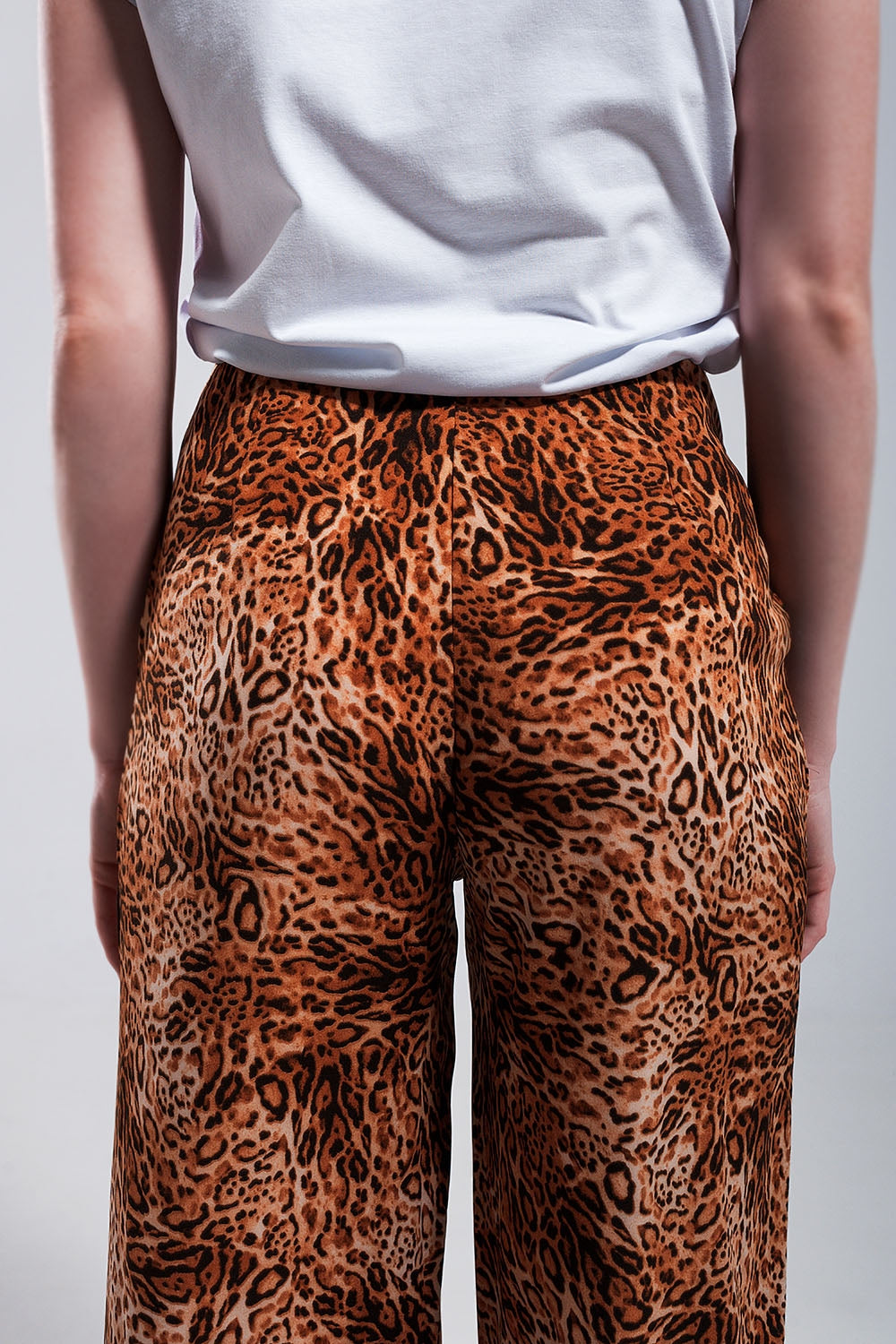 Pantalones anchos con estampado de leopardo en marrón