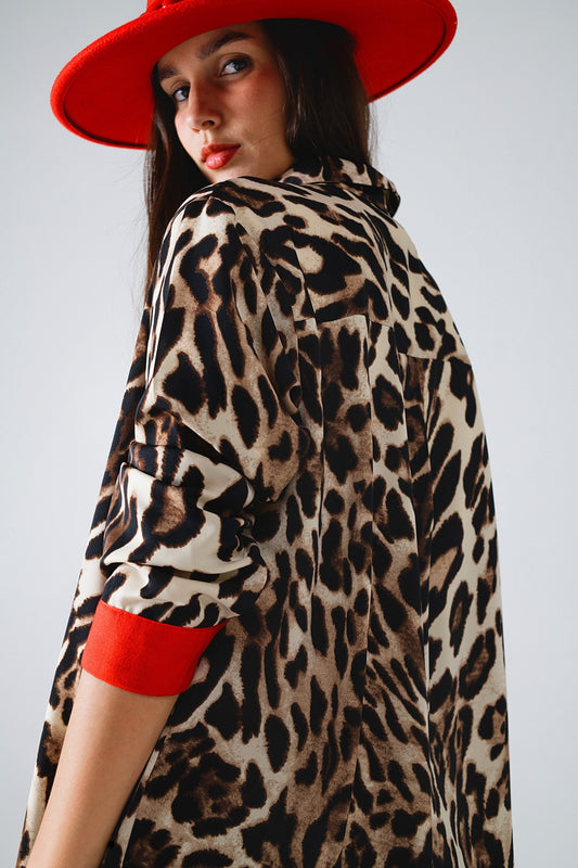 Camisa de leopardo con tapeta de botones rojos y detalle de mangas rojas