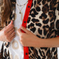 Camisa de leopardo con tapeta de botones rojos y detalle de mangas rojas