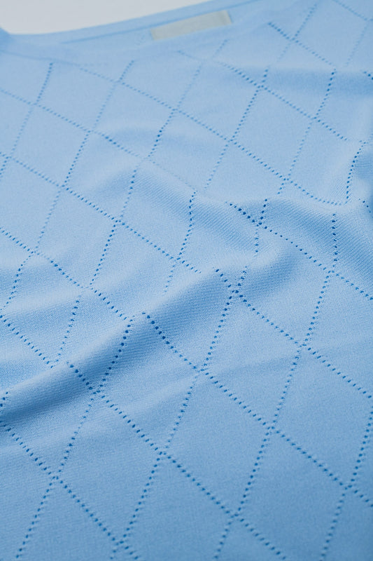 Suéter azul claro con estampado de rombos y cuello barco