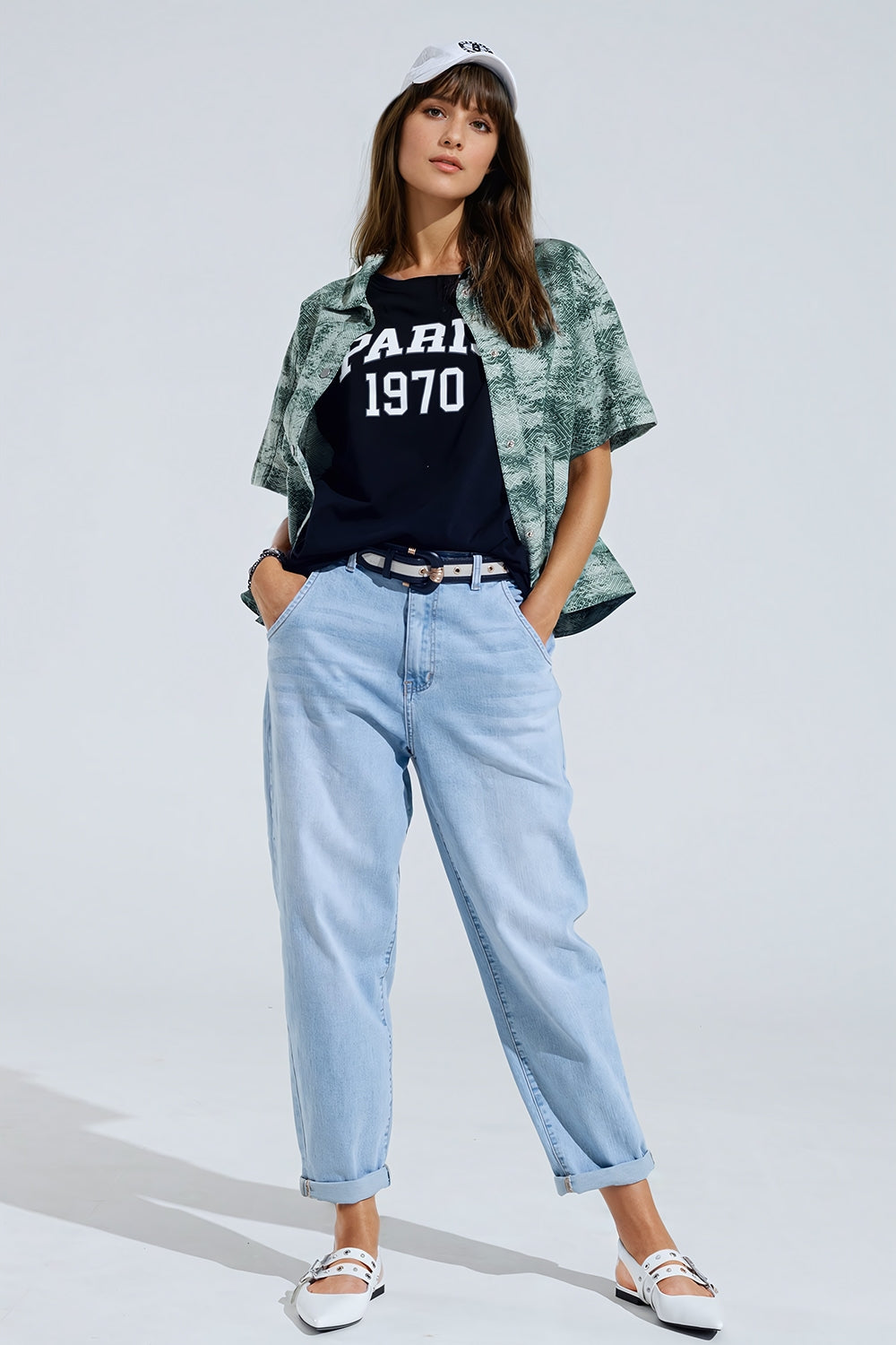 Light Wash Mom Jeans With Side Pockets