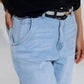 Jeans mom de lavado claro con bolsillos laterales