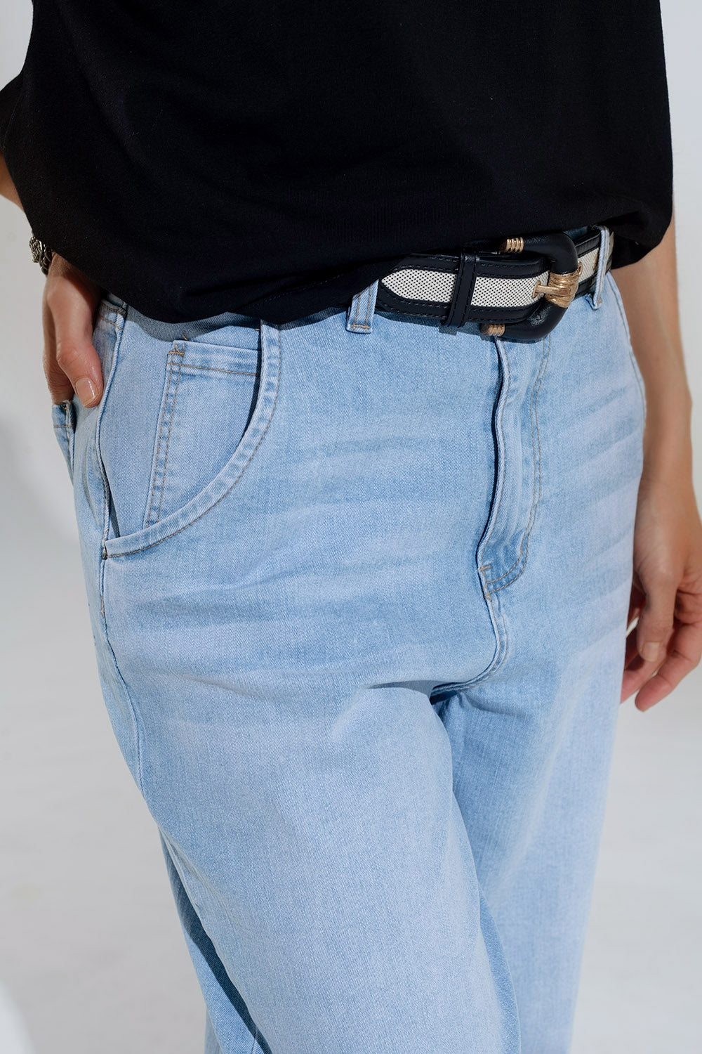 Jeans mom de lavado claro con bolsillos laterales