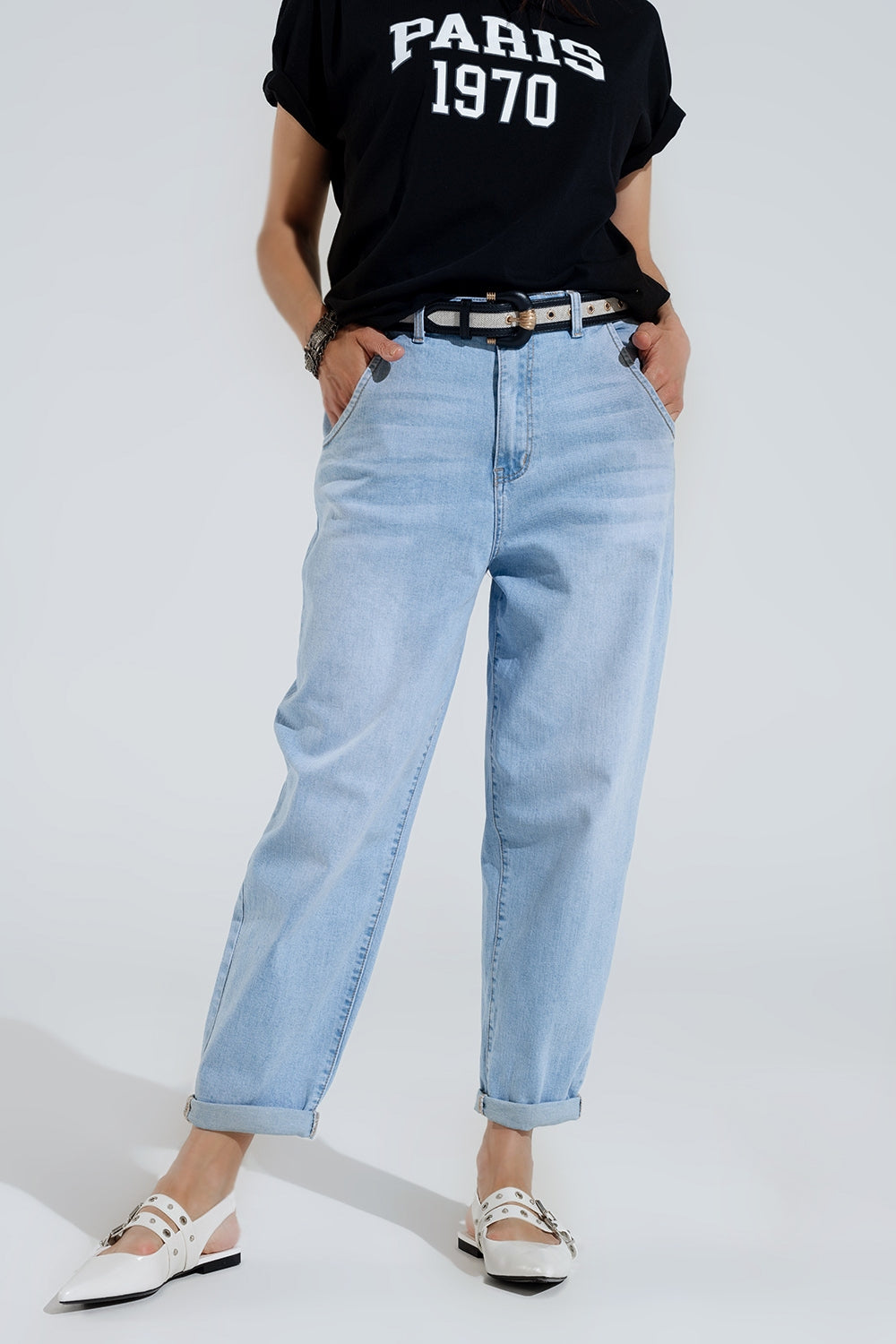 Jeans mom de lavado claro con bolsillos laterales