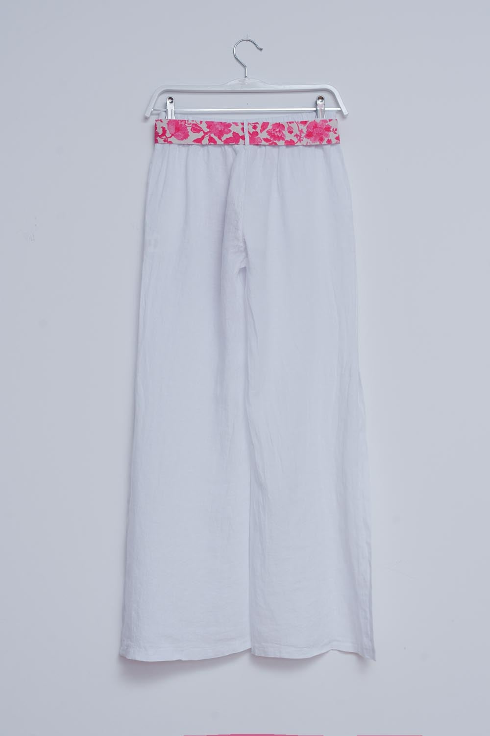 Pantalón ancho de lino con aberturas laterales en blanco