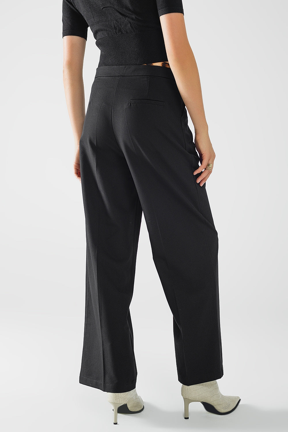 Long black pleated pants with leopard detail at the waist