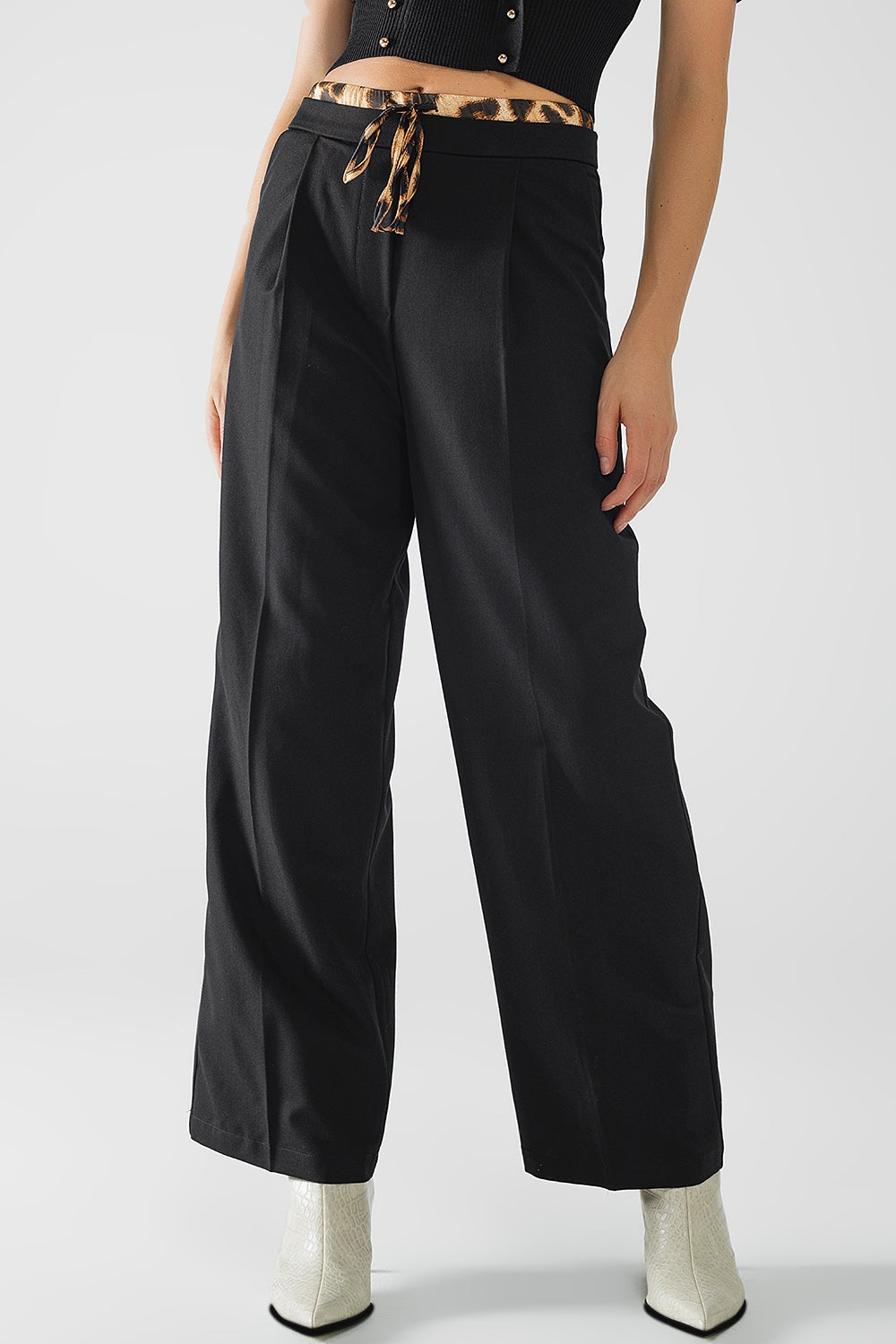 Long black pleated pants with leopard detail at the waist