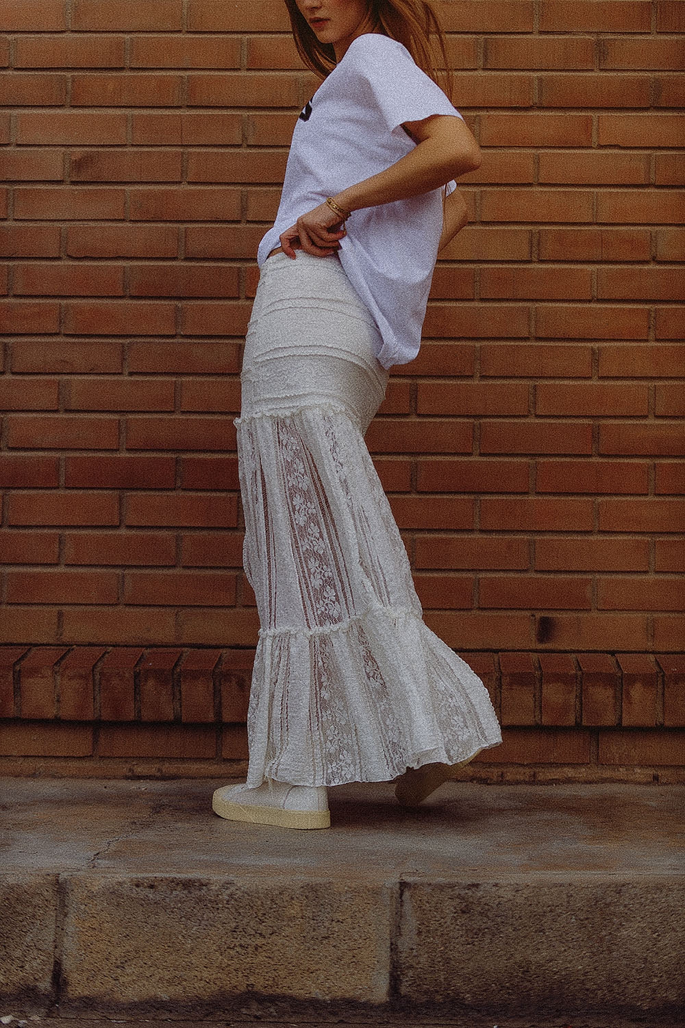 Long white lace skirt fitted at the waist