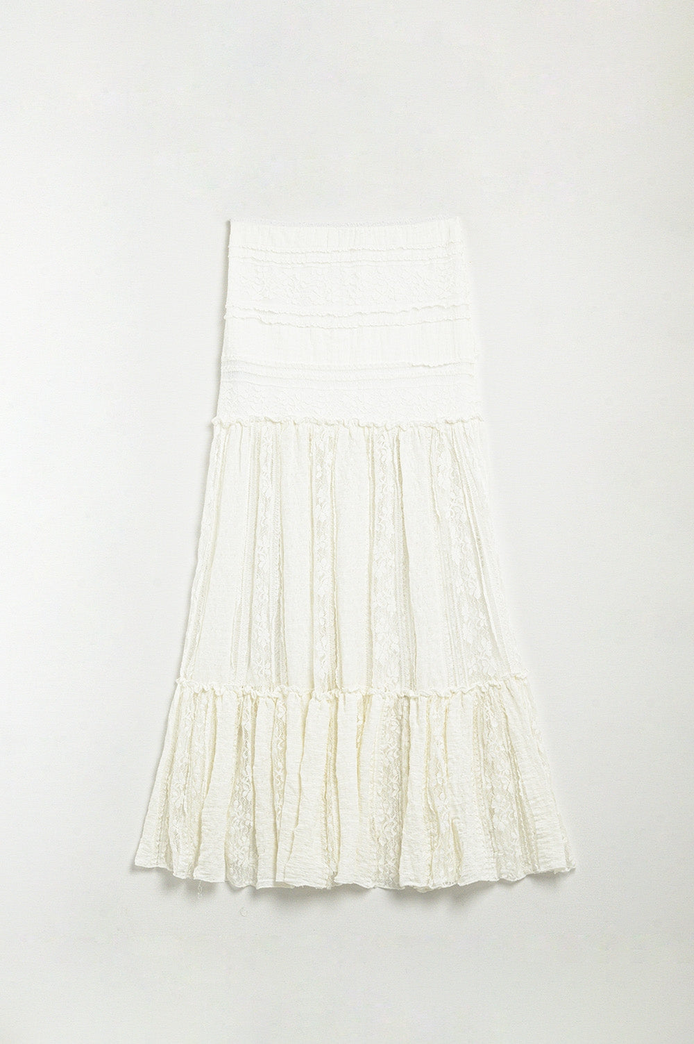 Long white lace skirt fitted at the waist