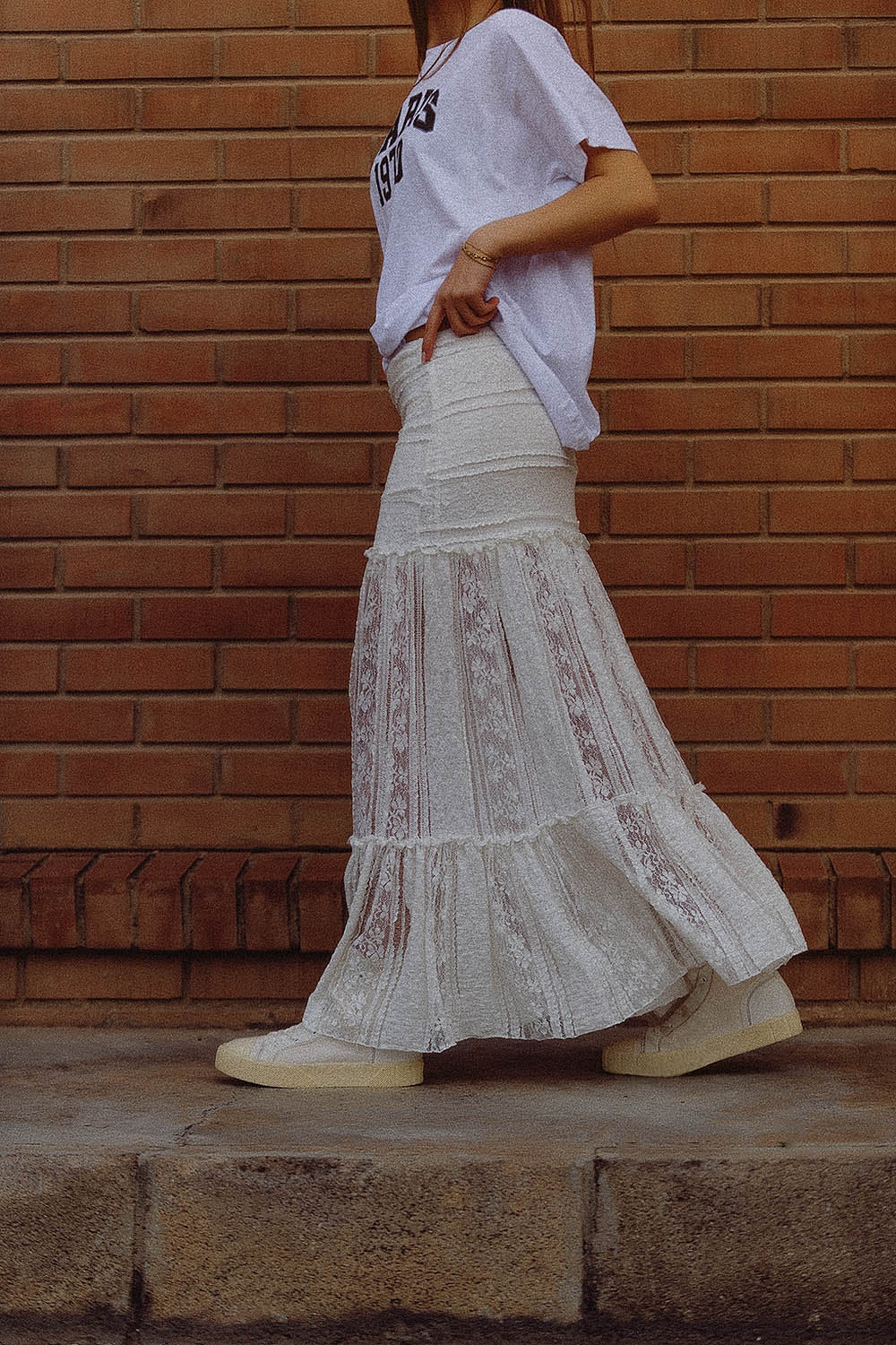 Long white lace skirt fitted at the waist