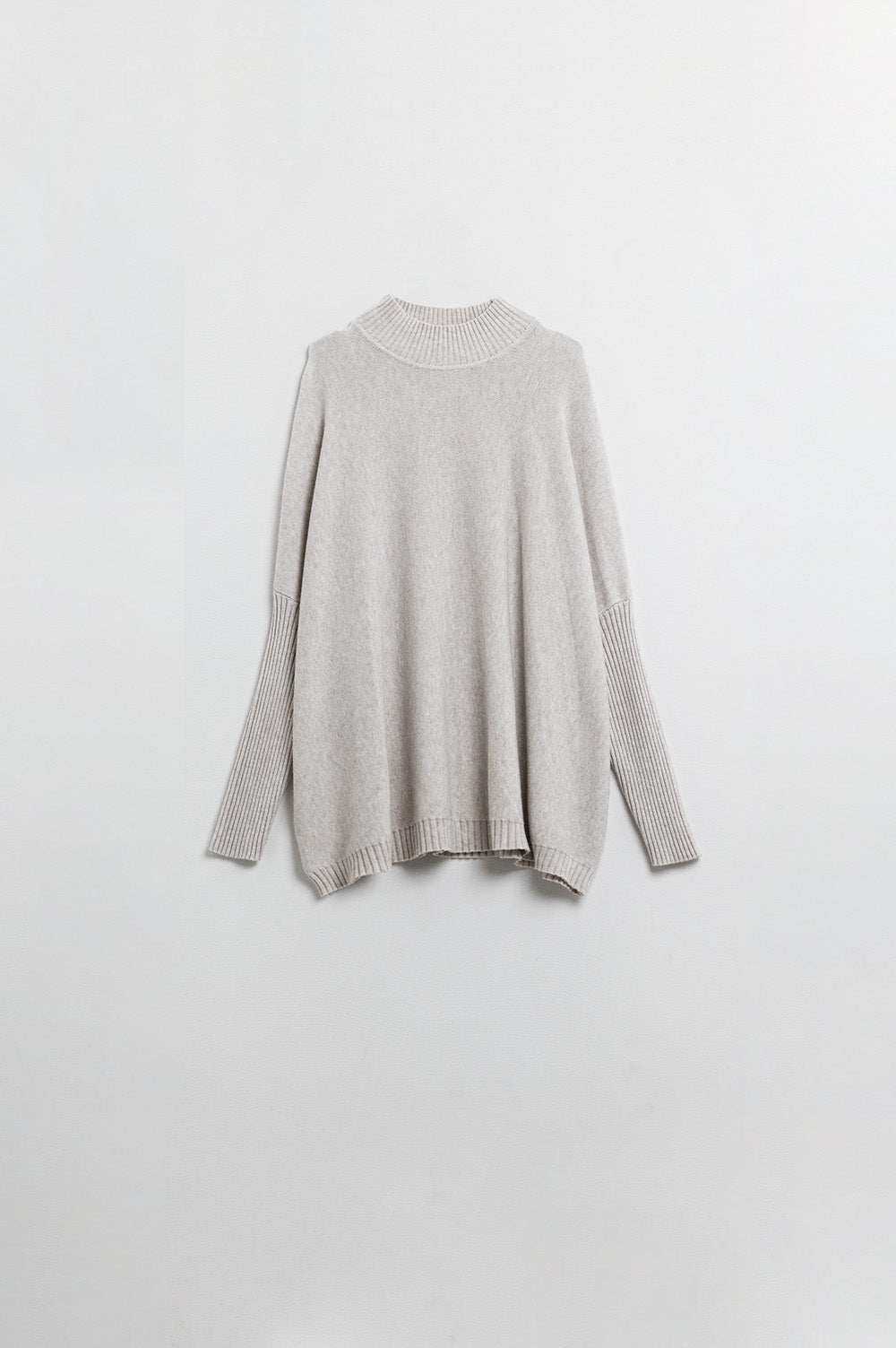 Q2 Loose beige sweater with fitted sleeves