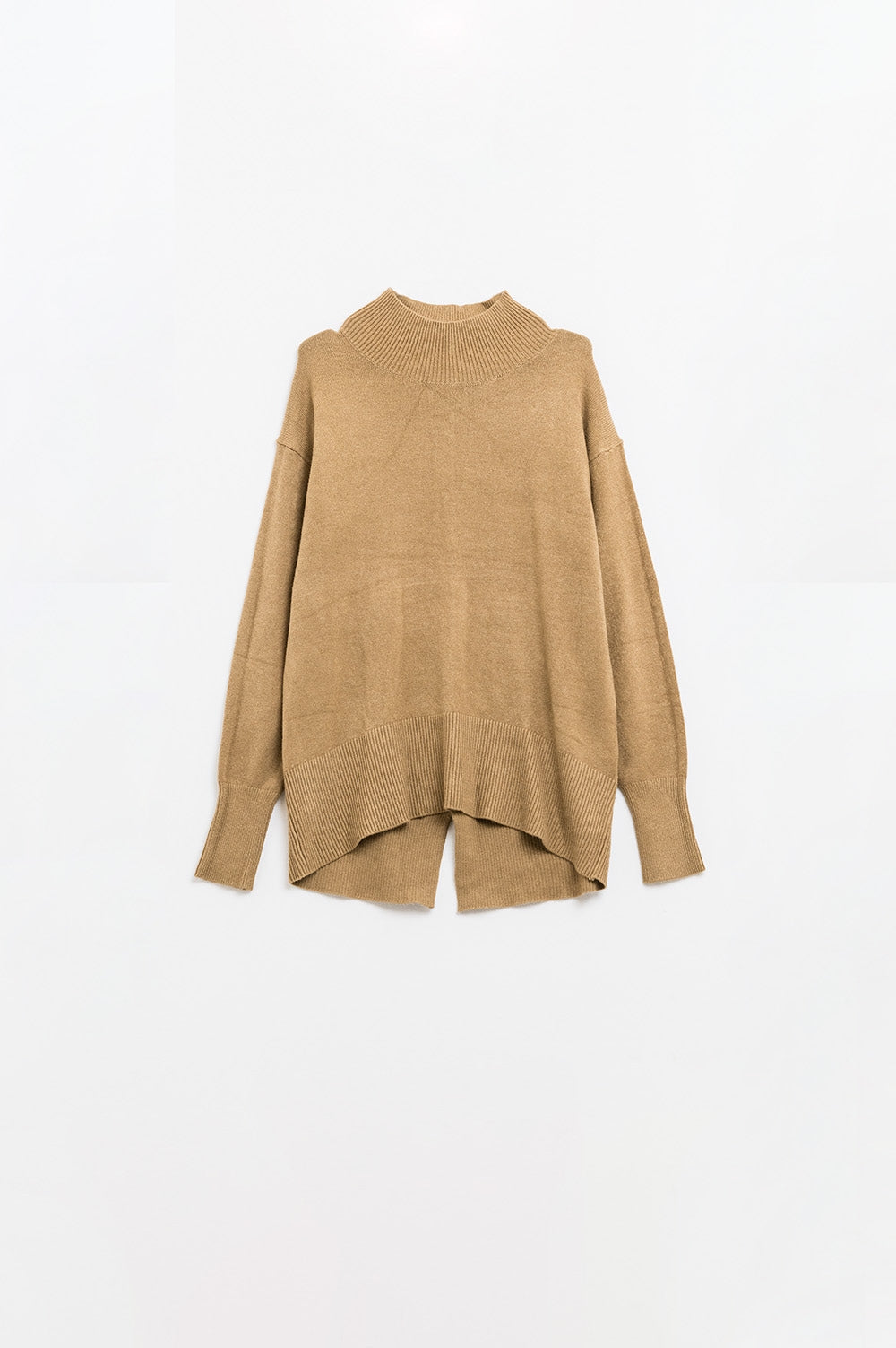 Q2 Loose camel sweater with opening in the back