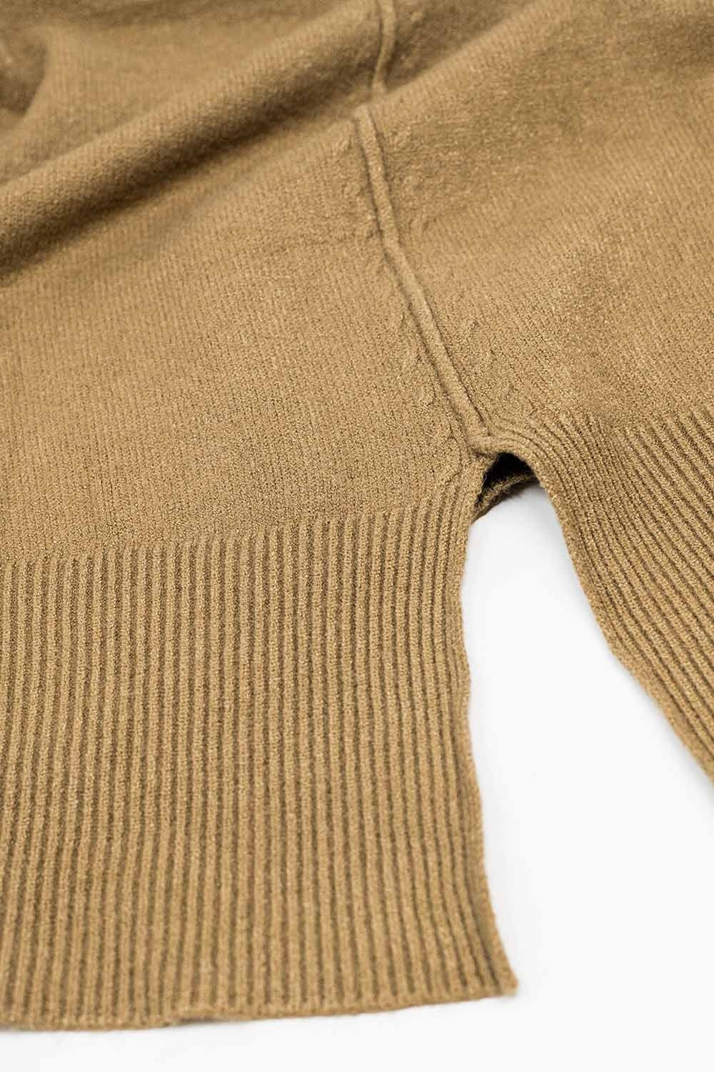 Loose camel sweater with opening in the back