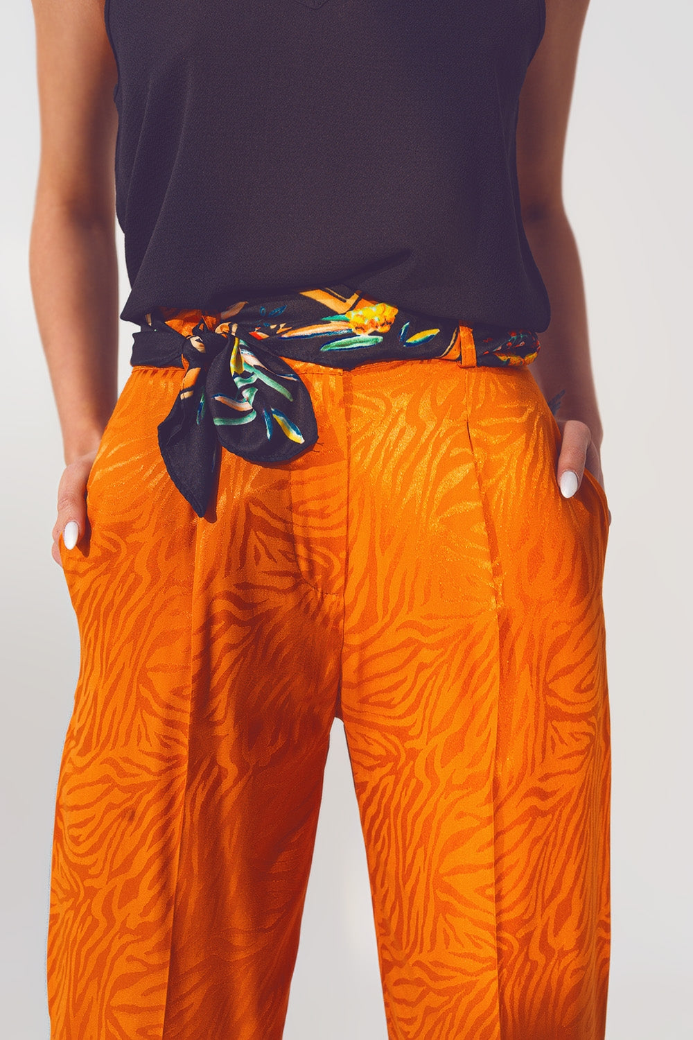 Pantalones holgados con estampado de cebra en naranja