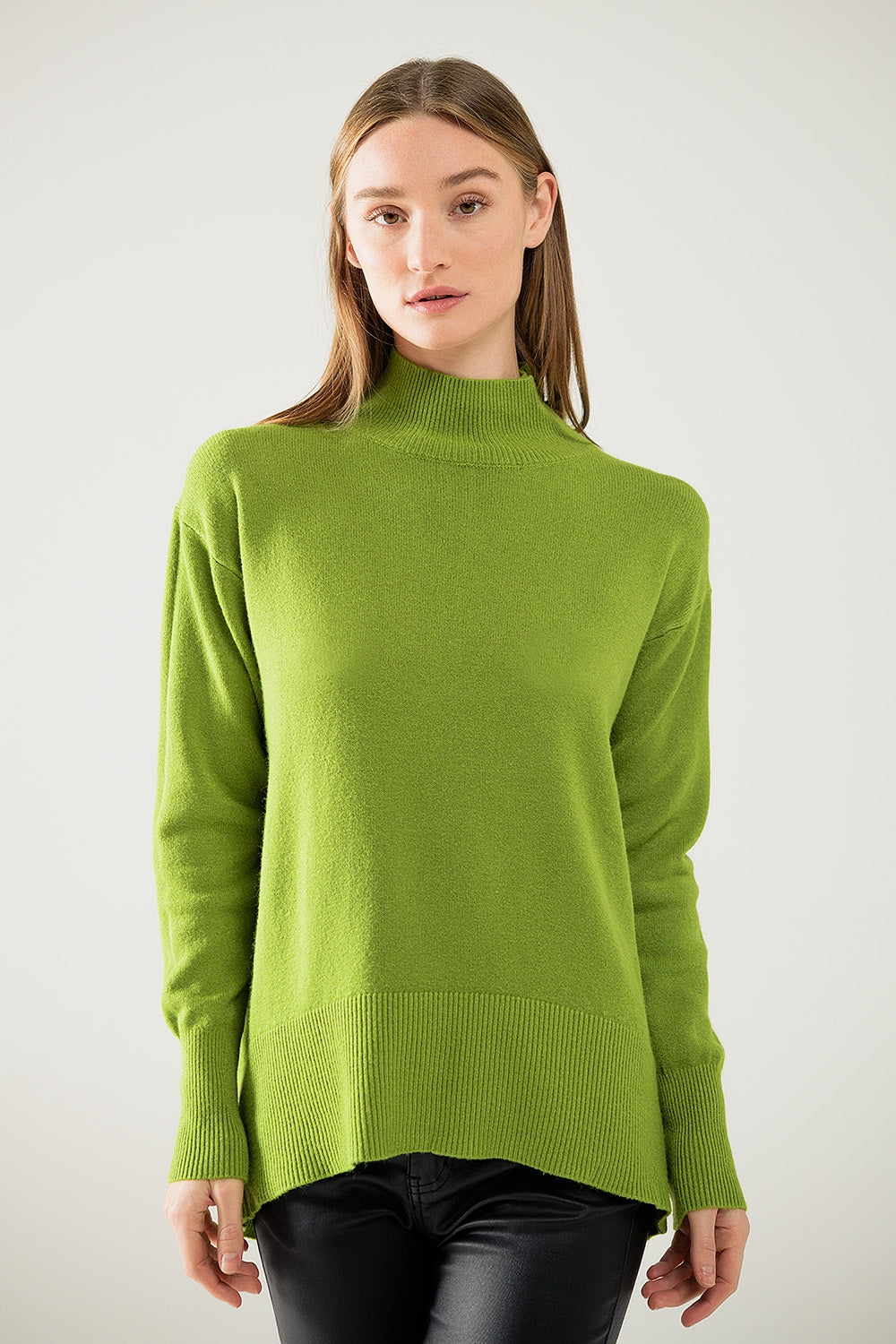 Q2 Loose green sweater with opening in the back