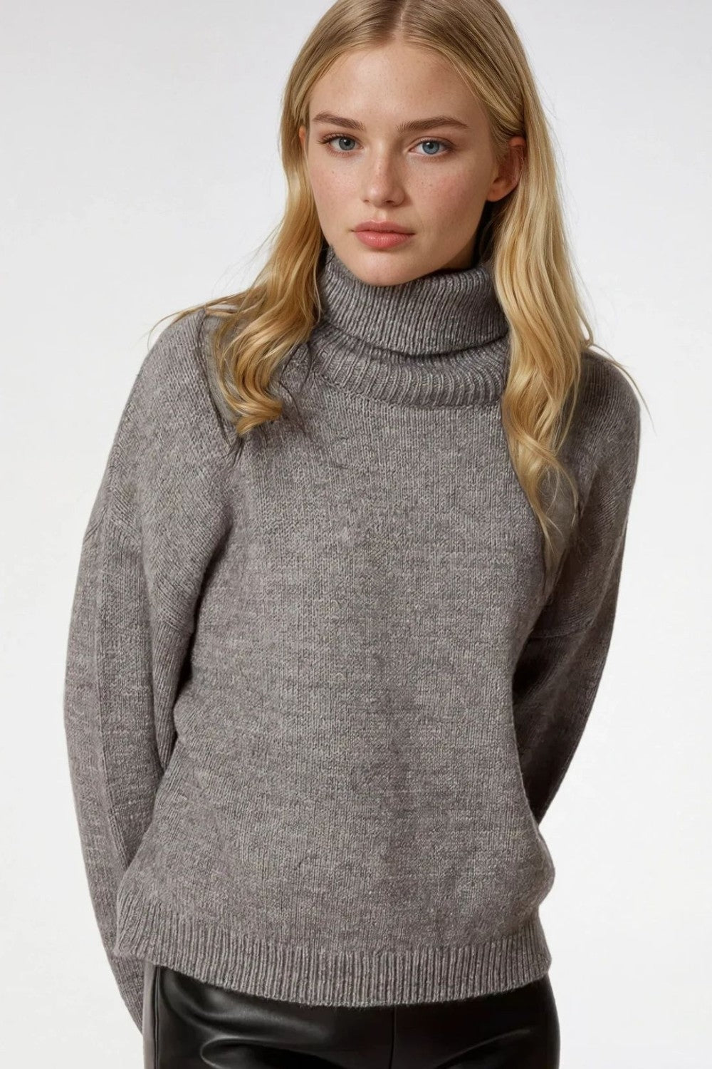 Q2 Loose grey sweater with dropped sleeves