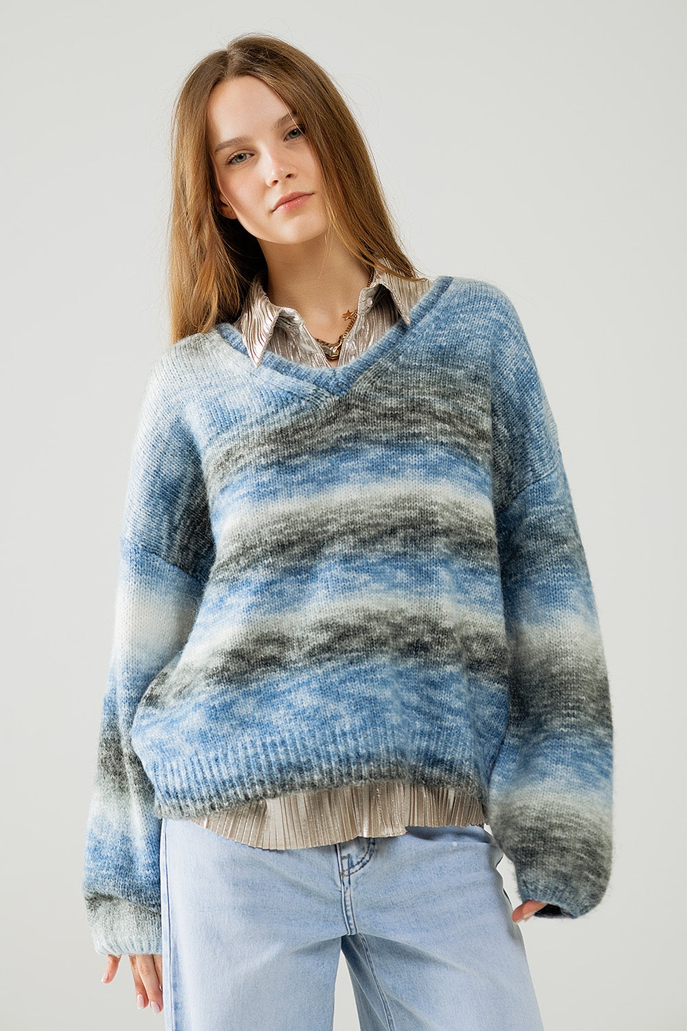 Q2 Loose V-neck sweater with blue and grey stripes