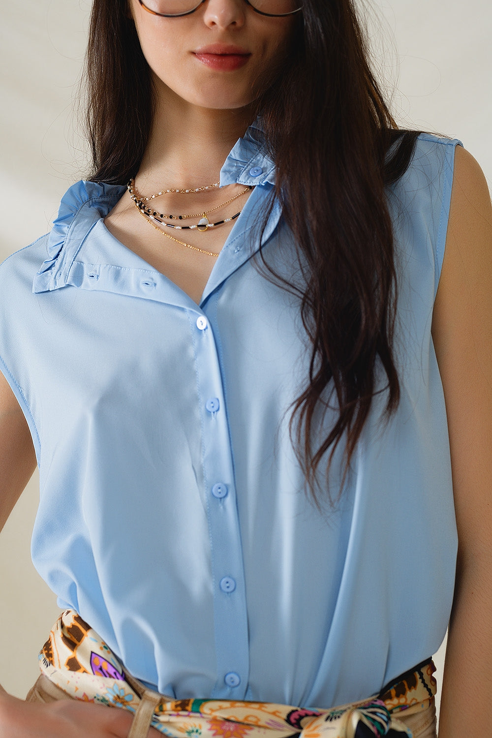 Blusa azul con botones y cuello mao sin mangas