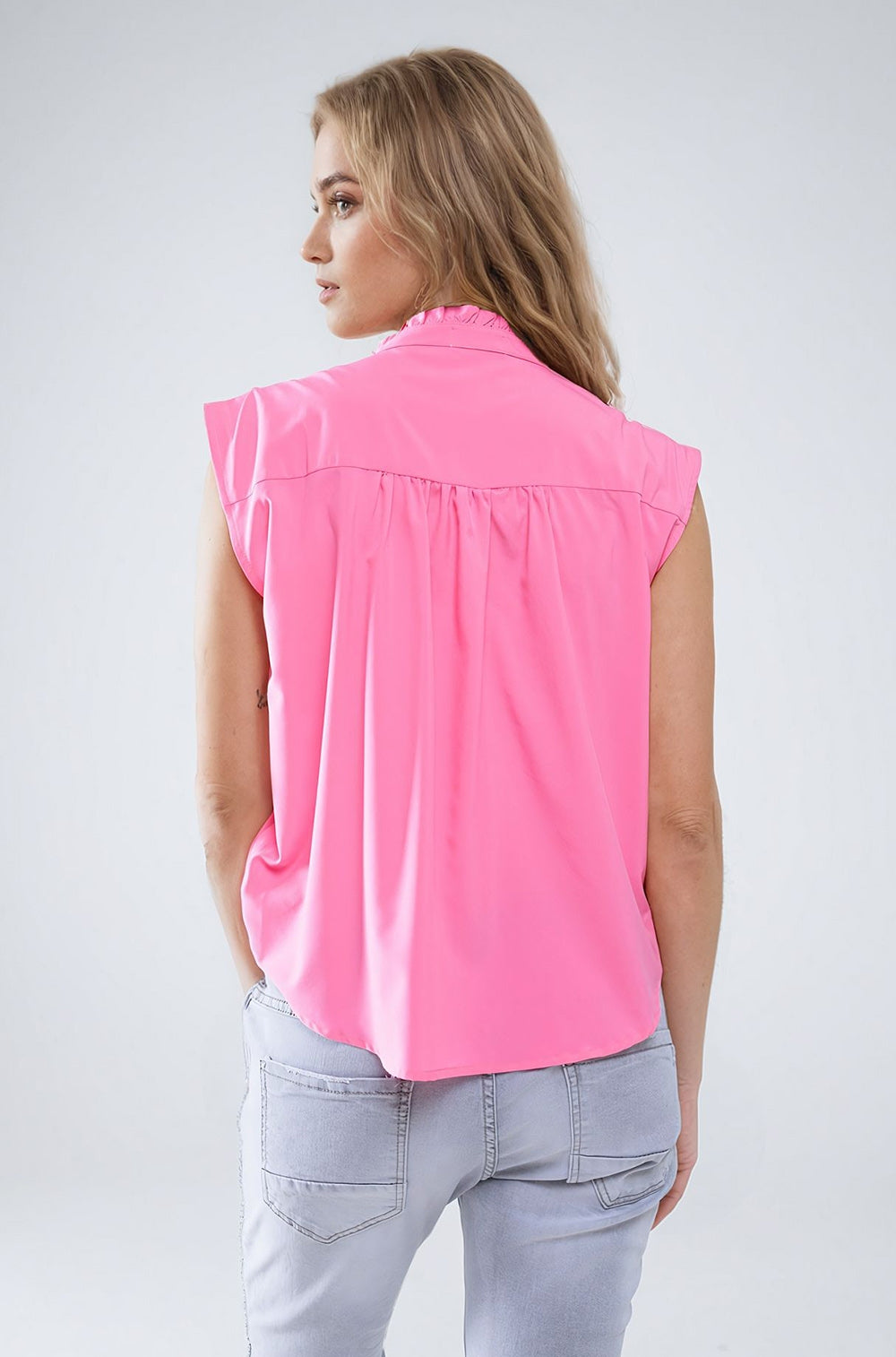 Blusa rosa con botones y sin mangas y cuello mao