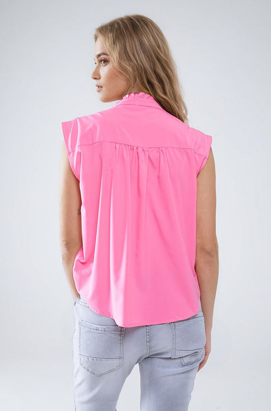 Blusa rosa con botones y sin mangas y cuello mao