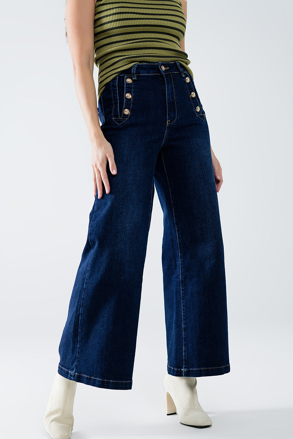 Jeans estilo marinero de pierna ancha con botones dorados