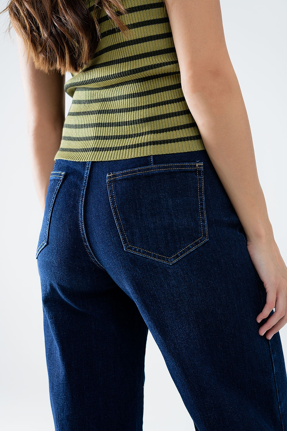 Jeans estilo marinero de pierna ancha con botones dorados