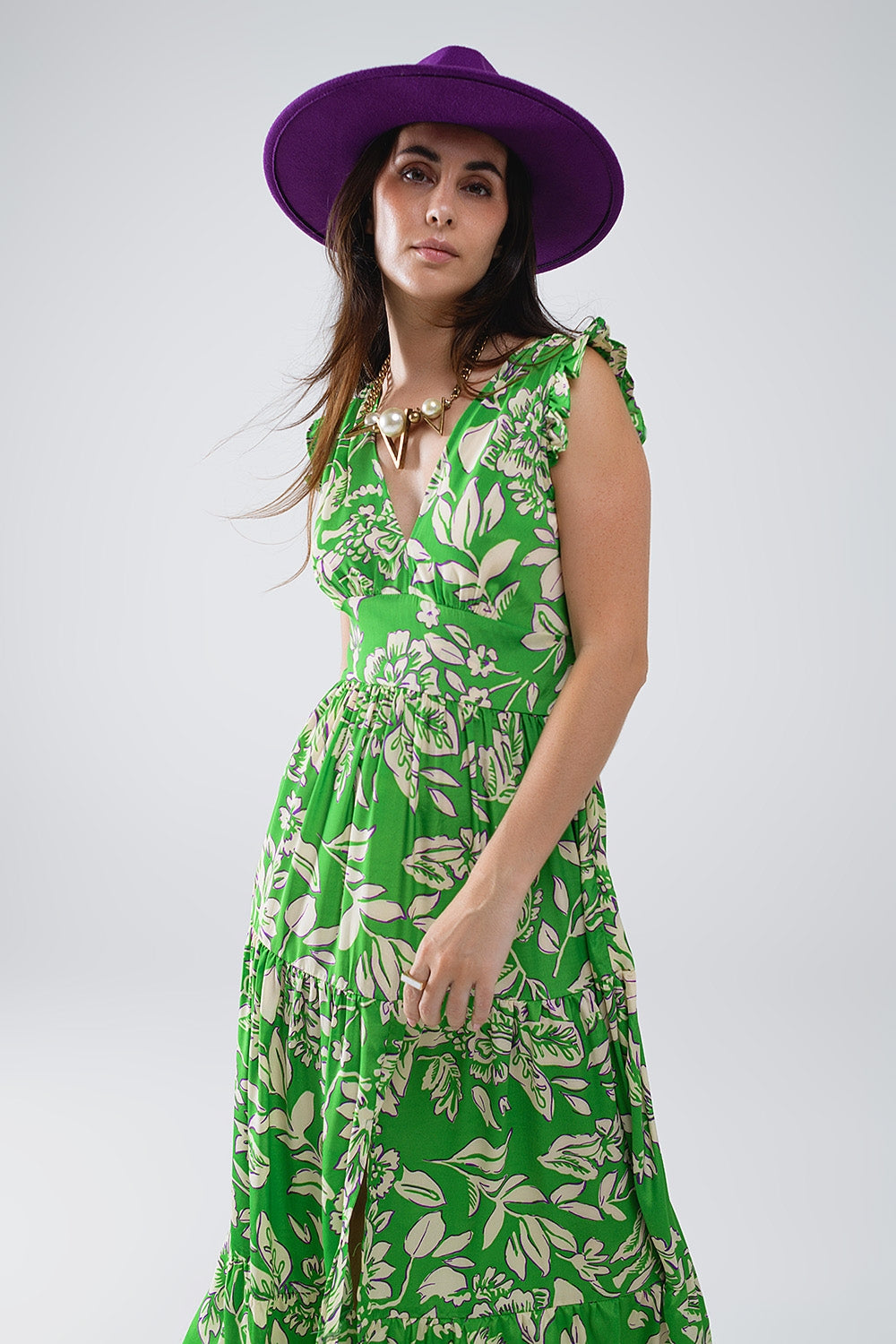 Vestido largo con estampado floral y cintura ceñida en color verde