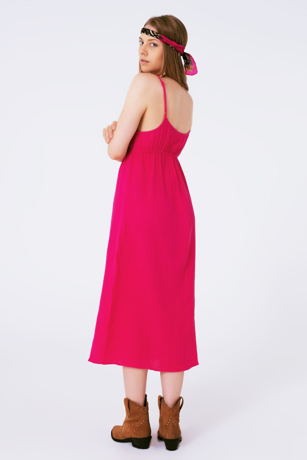 Maxi vestido fucsia de verano con tirantes y cintura fruncida