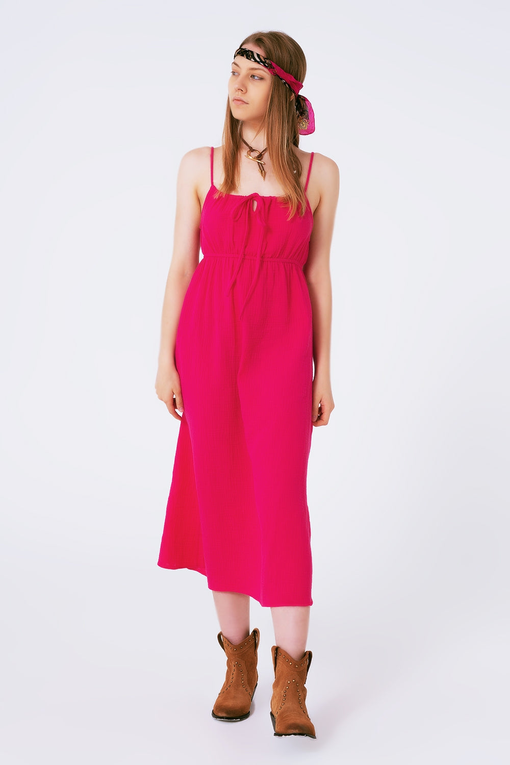 Maxi vestido fucsia de verano con tirantes y cintura fruncida