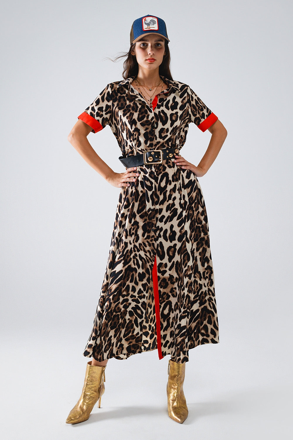 Vestido largo de leopardo con botones y detalles en rojo