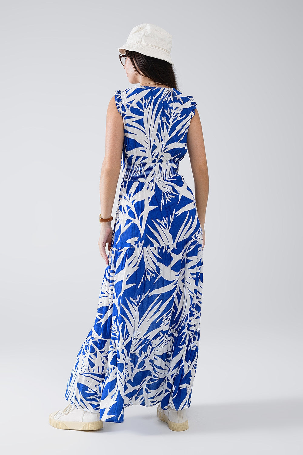 Vestido maxi con escote en V y abertura con estampado tropical en azul