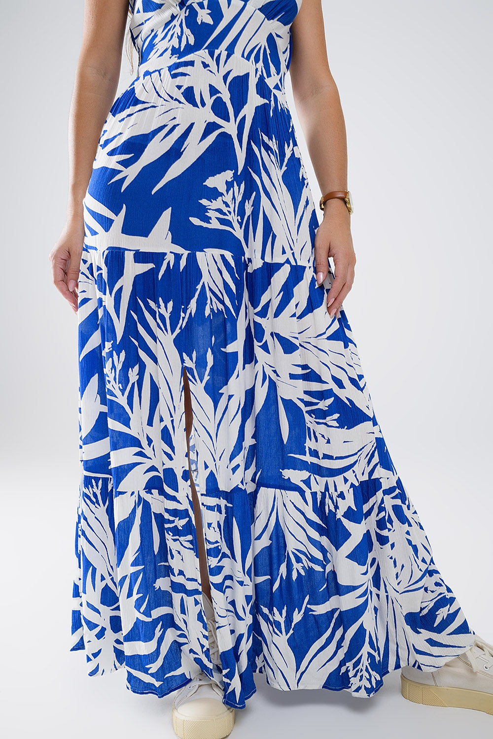 Vestido maxi con escote en V y abertura con estampado tropical en azul