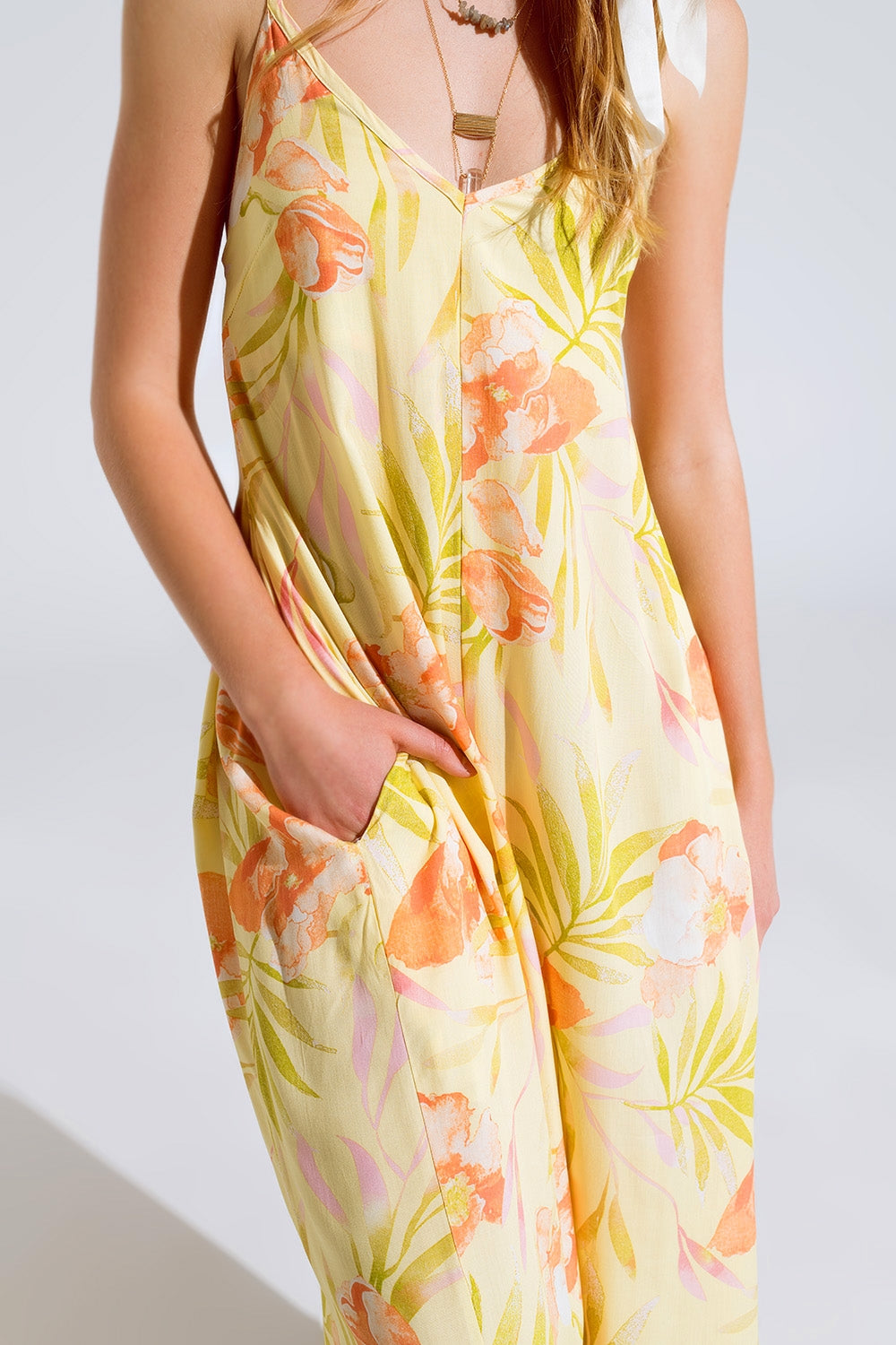 Mono maxi amarillo con estampado tropical