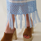 Falda midi de crochet blanca con rayas azules y flecos en el dobladillo