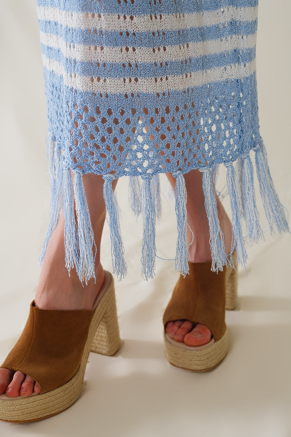 Falda midi de crochet blanca con rayas azules y flecos en el dobladillo