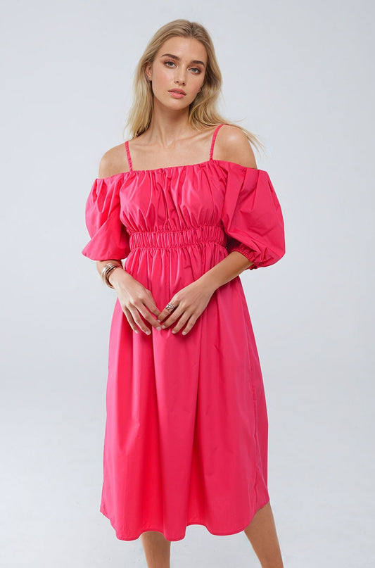 Vestido midi fucsia con manga corta y tirantes