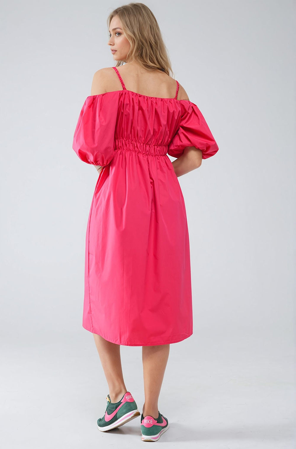 Vestido midi fucsia con manga corta y tirantes