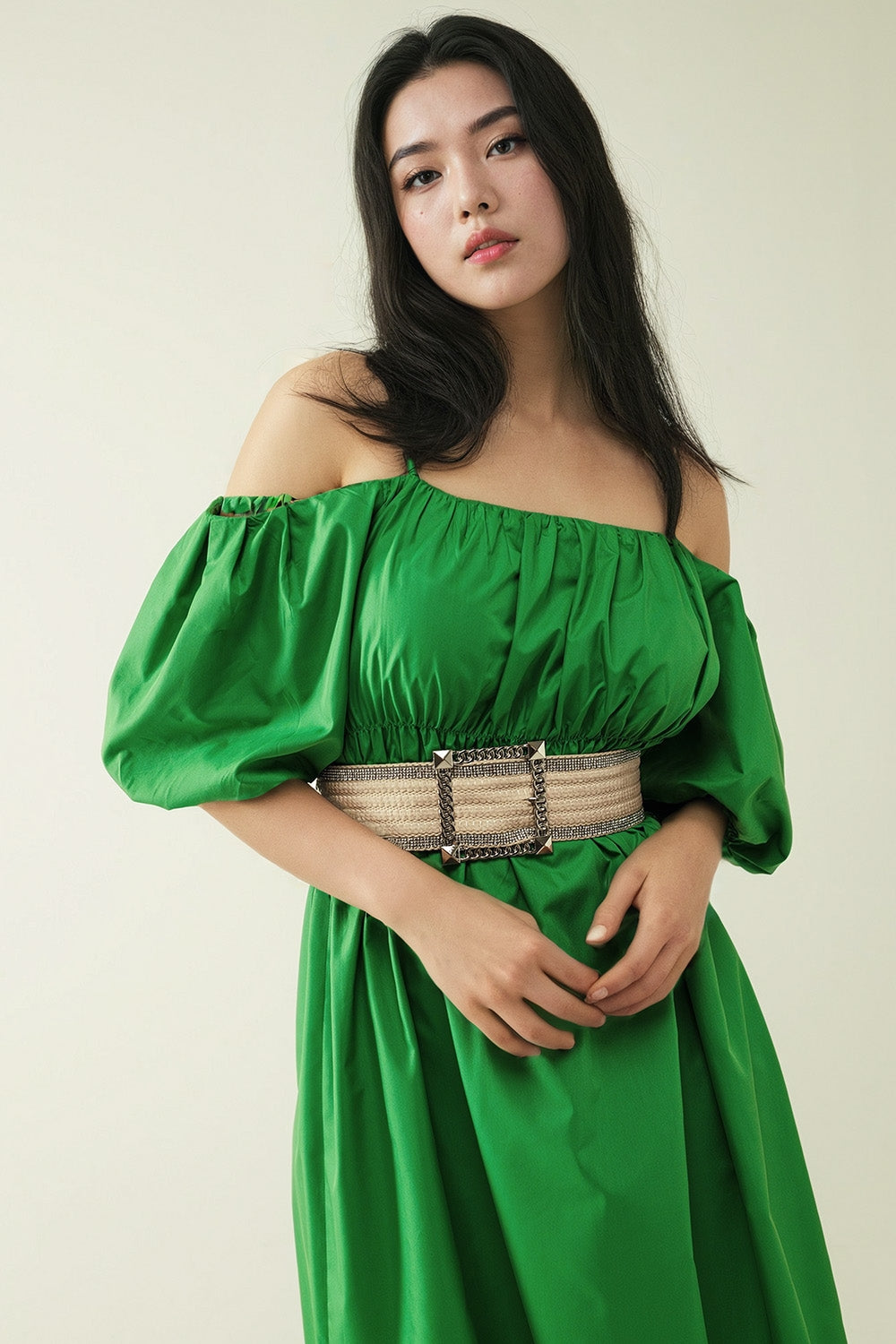 Vestido midi verde con manga corta y tirantes.