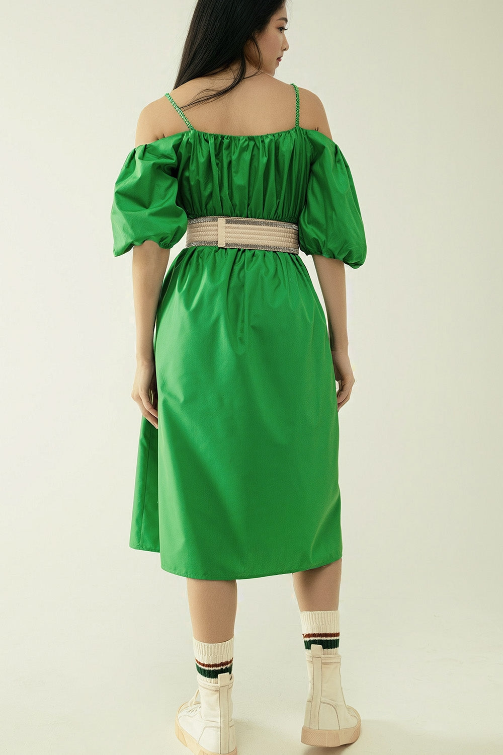 Vestido midi verde con manga corta y tirantes.