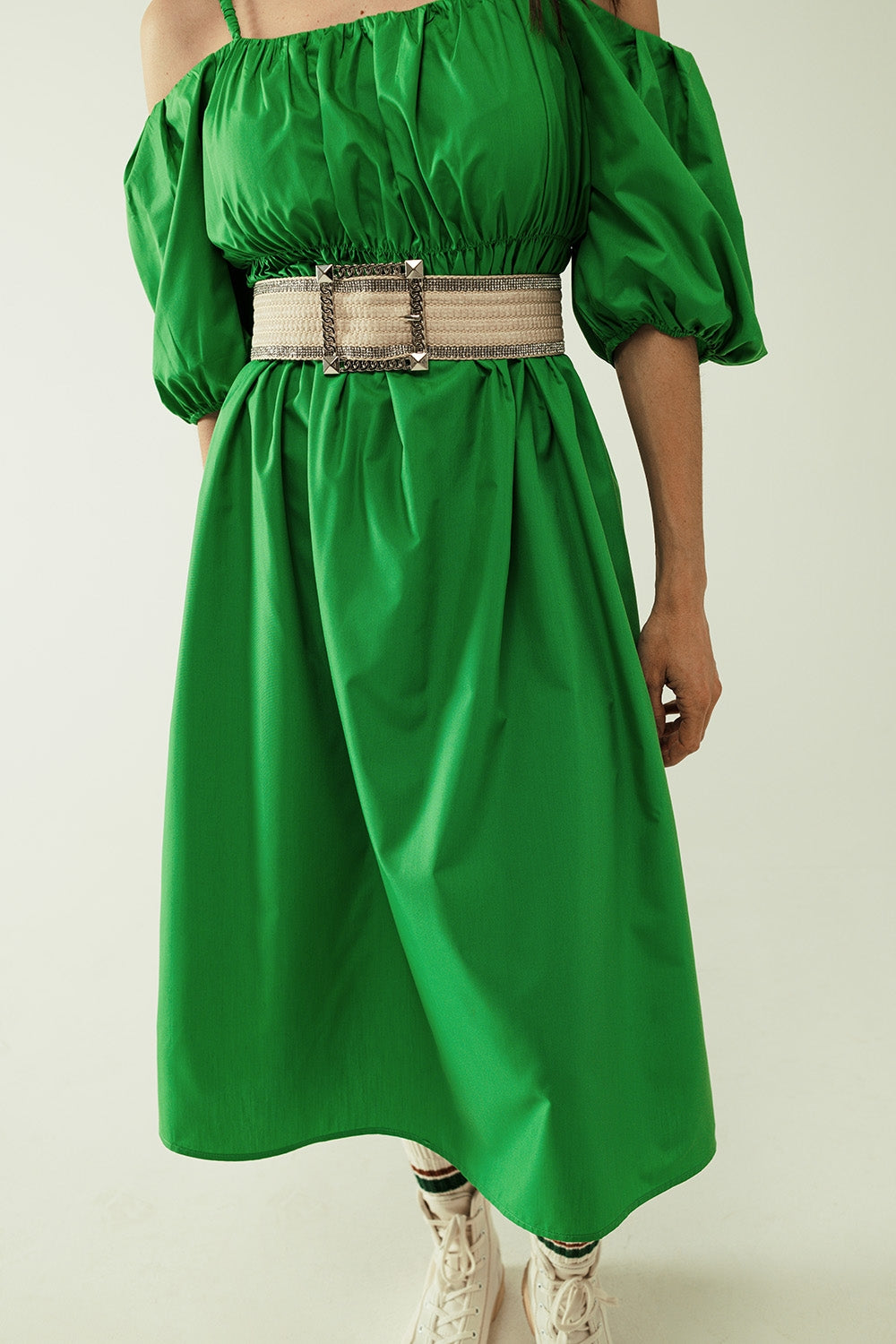 Vestido midi verde con manga corta y tirantes.