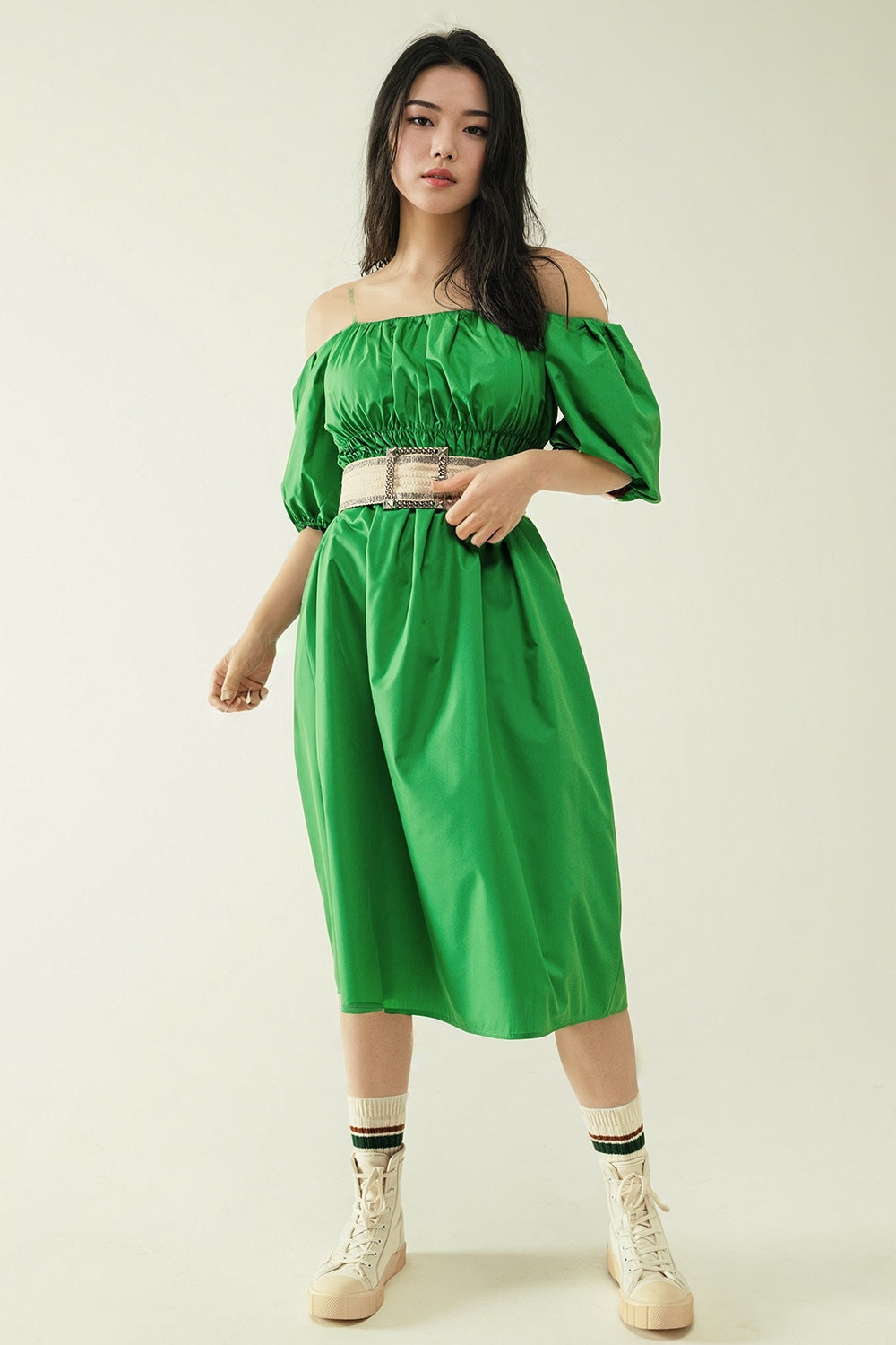 Vestido midi verde con manga corta y tirantes.