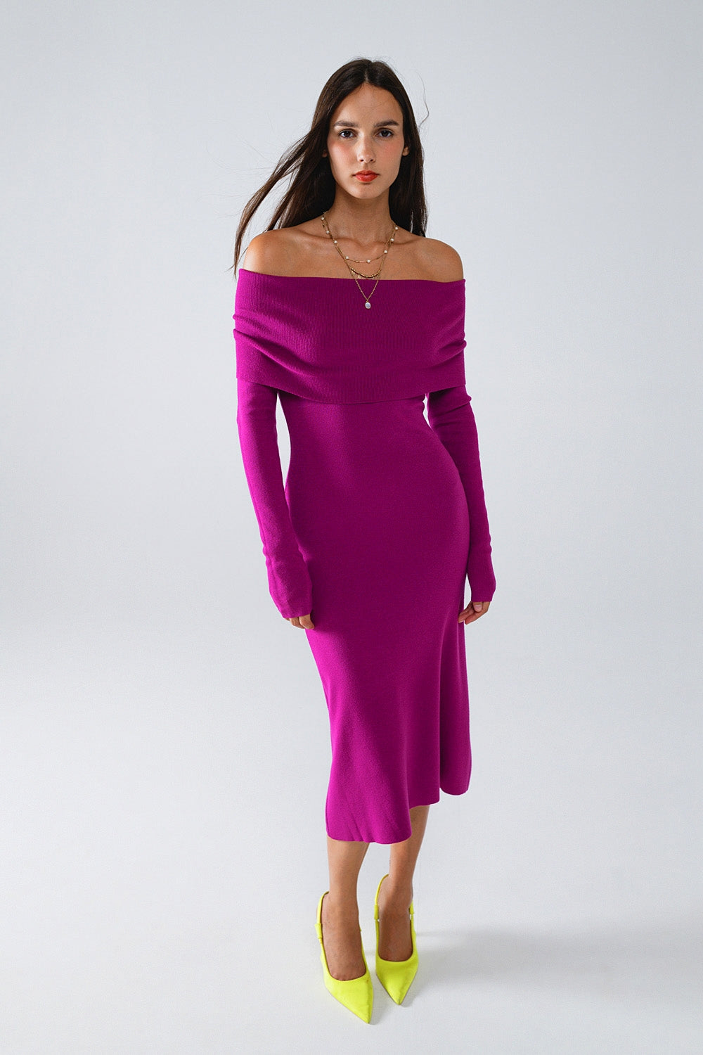 Vestido midi de punto con cuello halter en color magenta